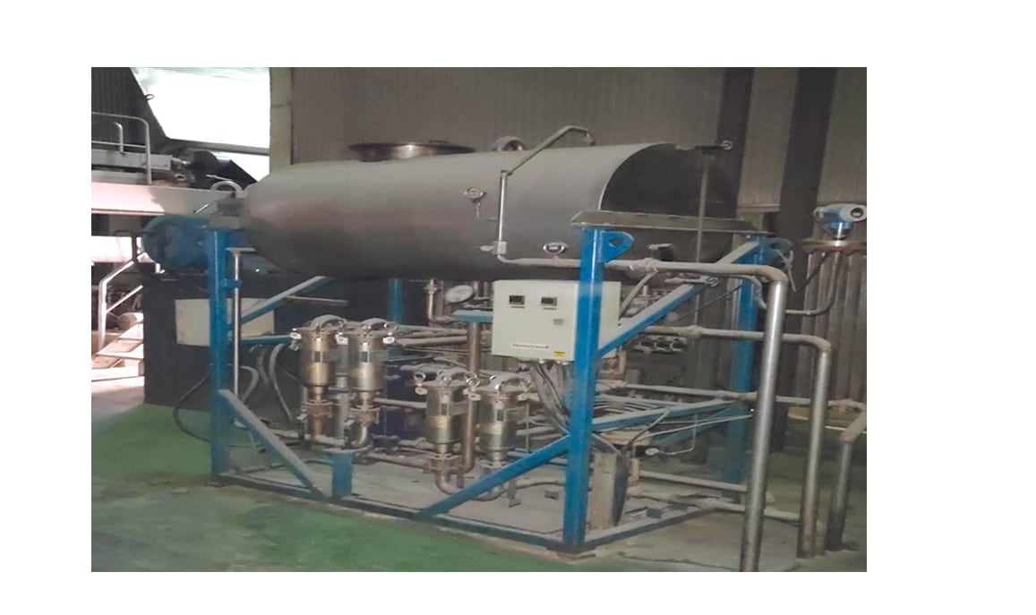 AquaTrol 纸页加湿系统泵站现场照片，含集水箱、恒压热泵与双联式过滤器组